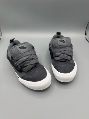 Youth Unisex Vans Knu Skool Shoes 2.5 gray & black